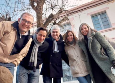 Alex Cooper, en el centro, junto a otros miembros de la Fundación Club 45 delante de ‘La Casa de las Maestras’, futura sede del Archivo Gráfico de la Era Pop.