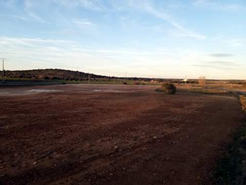 Los terrenos de Valderrey donde se construirá la macrogranja se encuentran entre el pueblo y la salida de la Autovía del Noroeste.