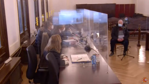 Momento del interrogatorio en la Audiencia Provincial del acusado de matar a su mujer en Astorga. Momento del interrogatorio en la Audiencia Provincial del acusado de matar a su mujer en Astorga.