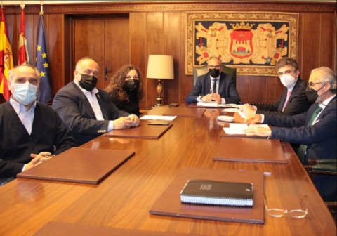 Reunión de los alcaldes de Astorga, Bembibre y Ponferrada este lunes. (Foto: Infobierzo)