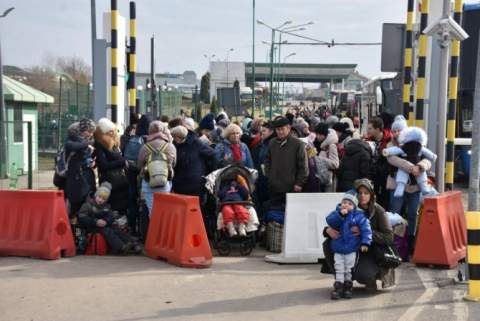 Personas refugiadas entrando en Polonia desde Ucrania en el puesto fronterizo de Medyka.  (Foto: ACNUR/Chris Melzer)