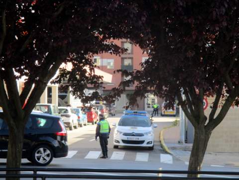 La Policía Municipal controlando el acceso de los coches a la estación de autobuses para las pruebas PCR.
