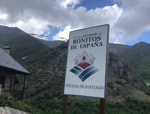 Como este cartel de Peñalba de Santiago es el que se colocará con el nombre de Castrillo de los Polvazares.