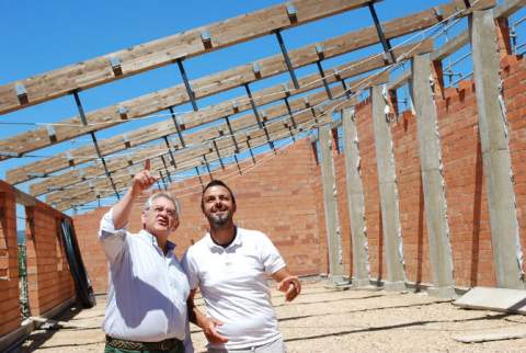 El alcalde de Santa Colomba (izquierda) junto a Antonio Milara, en las obras del centro.