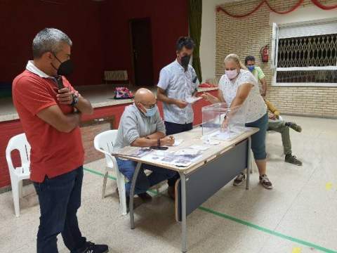 El concejal Alberto González, de rojo, durante la votación en el concejo de Villadangos del Páramo.