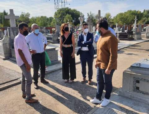 El vicepresidente de la Junta (segundo por la izquierda) visitó este lunes el cementerio de Villadangos. (Foto: iLeon)
