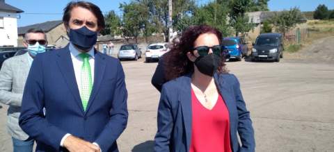 Suárez-Quiñones junto a la alcaldesa de Brañuelas en la visita a la localidad.