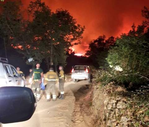 Las brigadas han tenido que defendiendo Boisán de las llamas. (Foto: BRIF Tabuyo)