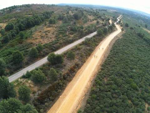 El camino de concentración atraviesa la LE-142 que une Astorga y Ponferrada por Foncebadón. El camino de concentración atraviesa la LE-142 que une Astorga y Ponferrada por Foncebadón.