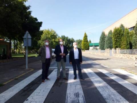 El portavoz municipal y los diputados provinciales del PP este lunes en la Avenida del General Martínez Cabrera.