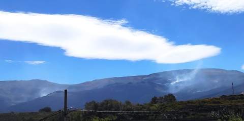 Fotografía de este domingo por la tarde con los focos del incendio que aún permanecen activos.