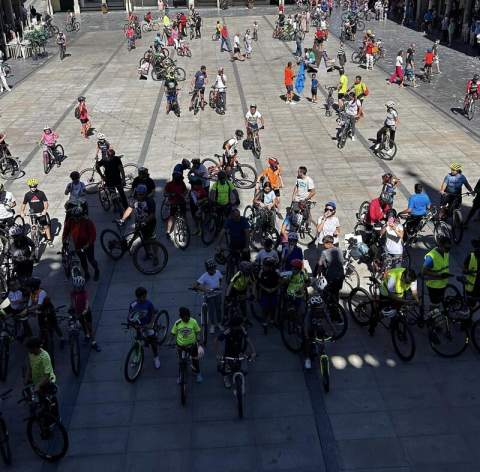 Llegada a la plaza Mayor de los participantes de la 25ª Marcha Cicloturista. / Facebook: Ayuntamiento de Astorga.