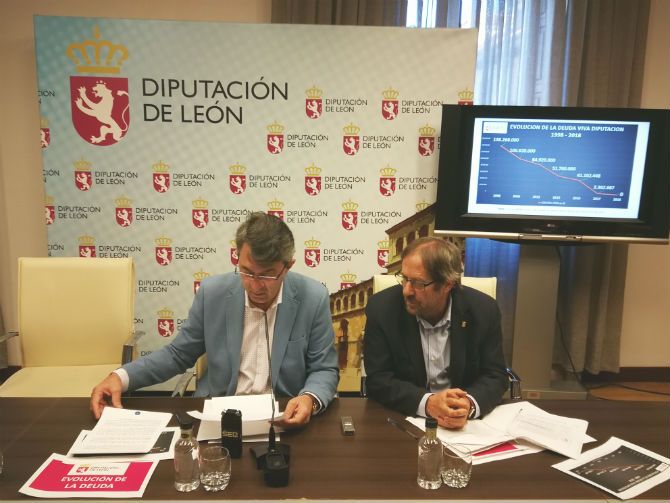 Majo (izquierda) con el diputado de Hacienda.