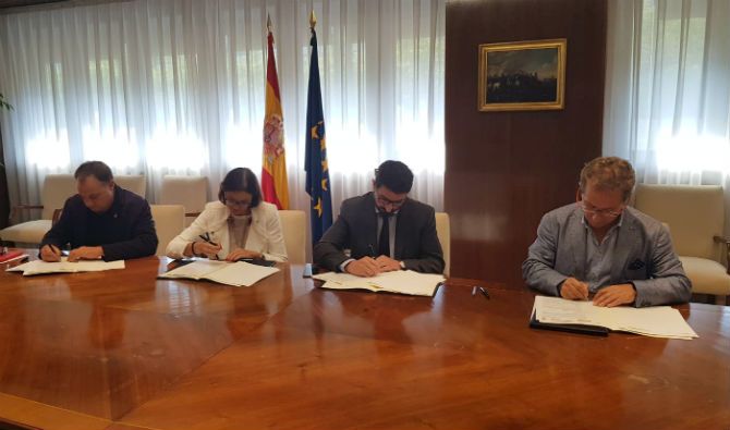 Momento de la firma del acuerdo. (Foto: Ministerio de Industria)