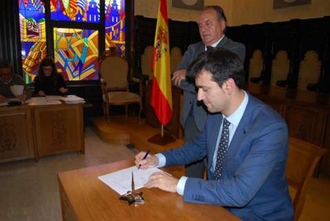 El alcalde de Medina de Rioseco, presidente de la Red, firmando el acta fundacional.