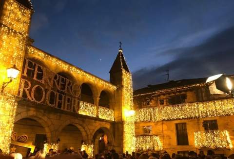 Así se iluminó Puebla de Sanabria. (Foto: ileon.com)