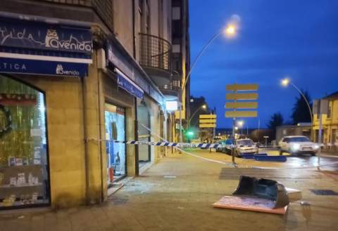 En la imagen se puede observar la defensa del coche tirada en la acera. (Foto: redes sociales)