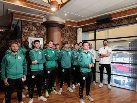 Jugadores del Atlético Astorga expectantes durante el sorteo. / @AtleticoAstorga