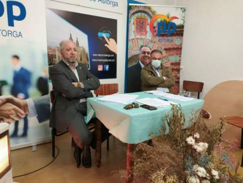 Pepe Guzmán (izquierda) junto al portavoz José Luis Nieto, durante la rueda de prensa. Pepe Guzmán (izquierda) junto al portavoz José Luis Nieto, durante la rueda de prensa.