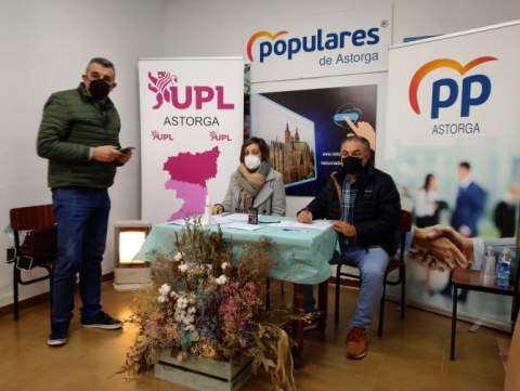 Concejales del PP y UPL durante la rueda de prensa de este lunes.